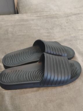 5/$20 Men's Size 10 Black Slide Sandals - Classic Comfort